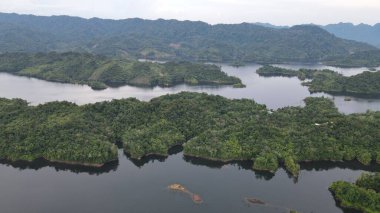 Milford Ses ve Kuşkulu Ses 'in Dağları ve Fiyortları, Yeni Zelanda. Bengoh Vadisi, Sarawak.