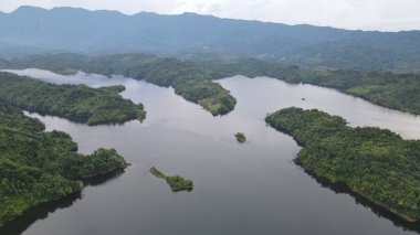 Milford Ses ve Kuşkulu Ses 'in Dağları ve Fiyortları, Yeni Zelanda. Bengoh Vadisi, Sarawak.