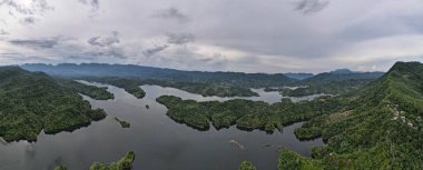 Milford Ses ve Kuşkulu Ses 'in Dağları ve Fiyortları, Yeni Zelanda. Bengoh Vadisi, Sarawak.