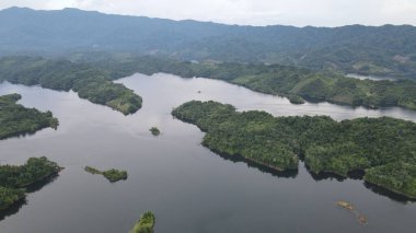 Milford Ses ve Kuşkulu Ses 'in Dağları ve Fiyortları, Yeni Zelanda. Bengoh Vadisi, Sarawak.