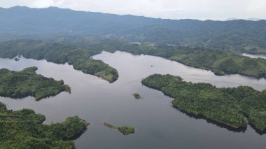 Milford Ses ve Kuşkulu Ses 'in Dağları ve Fiyortları, Yeni Zelanda. Bengoh Vadisi, Sarawak.
