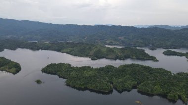 Milford Ses ve Kuşkulu Ses 'in Dağları ve Fiyortları, Yeni Zelanda. Bengoh Vadisi, Sarawak.