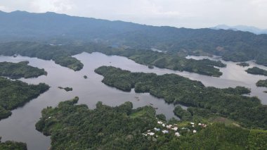 Milford Ses ve Kuşkulu Ses 'in Dağları ve Fiyortları, Yeni Zelanda. Bengoh Vadisi, Sarawak.