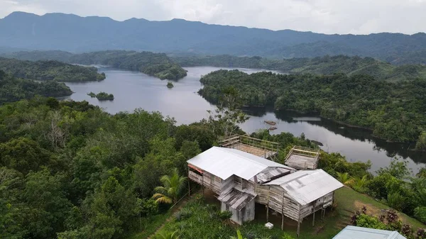 Milford Ses ve Kuşkulu Ses 'in Dağları ve Fiyortları, Yeni Zelanda. Bengoh Vadisi, Sarawak.