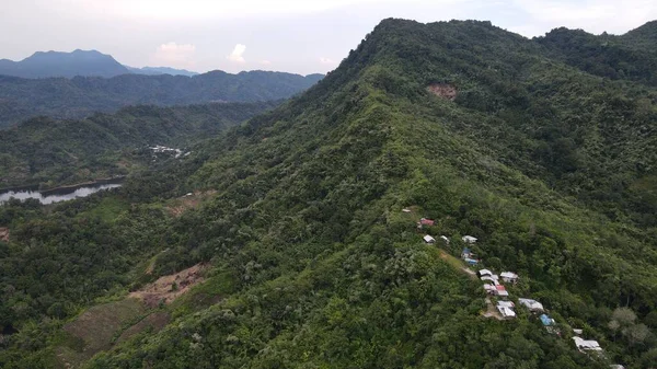 Milford Ses ve Kuşkulu Ses 'in Dağları ve Fiyortları, Yeni Zelanda. Bengoh Vadisi, Sarawak.