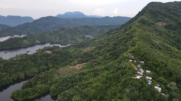 Milford Ses ve Kuşkulu Ses 'in Dağları ve Fiyortları, Yeni Zelanda. Bengoh Vadisi, Sarawak.