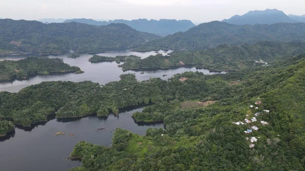 Milford Ses ve Kuşkulu Ses 'in Dağları ve Fiyortları, Yeni Zelanda. Bengoh Vadisi, Sarawak.