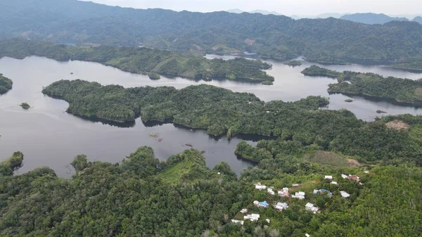 Milford Ses ve Kuşkulu Ses 'in Dağları ve Fiyortları, Yeni Zelanda. Bengoh Vadisi, Sarawak.