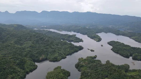 Milford Ses ve Kuşkulu Ses 'in Dağları ve Fiyortları, Yeni Zelanda. Bengoh Vadisi, Sarawak.