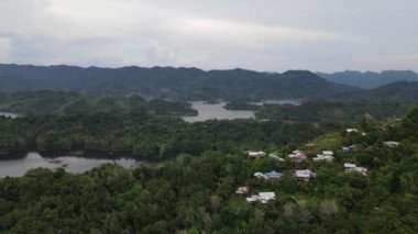 Milford Ses ve Kuşkulu Ses 'in Dağları ve Fiyortları, Yeni Zelanda. Bengoh Vadisi, Sarawak.