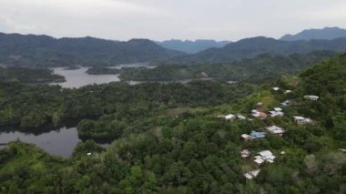 Milford Ses ve Kuşkulu Ses 'in Dağları ve Fiyortları, Yeni Zelanda. Bengoh Vadisi, Sarawak.