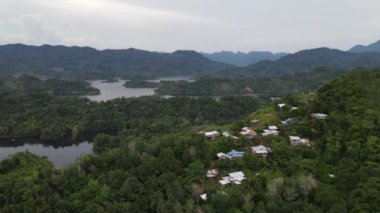 Milford Ses ve Kuşkulu Ses 'in Dağları ve Fiyortları, Yeni Zelanda. Bengoh Vadisi, Sarawak.