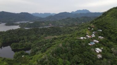 Milford Ses ve Kuşkulu Ses 'in Dağları ve Fiyortları, Yeni Zelanda. Bengoh Vadisi, Sarawak.