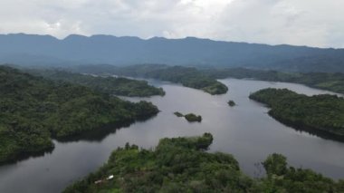 Milford Ses ve Kuşkulu Ses 'in Dağları ve Fiyortları, Yeni Zelanda. Bengoh Vadisi, Sarawak.