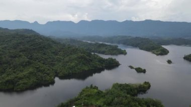 Milford Ses ve Kuşkulu Ses 'in Dağları ve Fiyortları, Yeni Zelanda. Bengoh Vadisi, Sarawak.