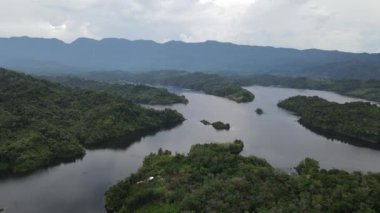 Milford Ses ve Kuşkulu Ses 'in Dağları ve Fiyortları, Yeni Zelanda. Bengoh Vadisi, Sarawak.