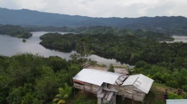 Milford Ses ve Kuşkulu Ses 'in Dağları ve Fiyortları, Yeni Zelanda. Bengoh Vadisi, Sarawak.