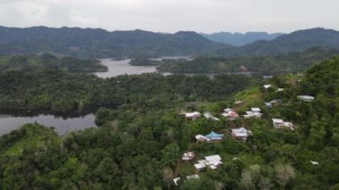 Milford Ses ve Kuşkulu Ses 'in Dağları ve Fiyortları, Yeni Zelanda. Bengoh Vadisi, Sarawak.