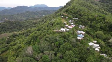 Milford Ses ve Kuşkulu Ses 'in Dağları ve Fiyortları, Yeni Zelanda. Bengoh Vadisi, Sarawak.