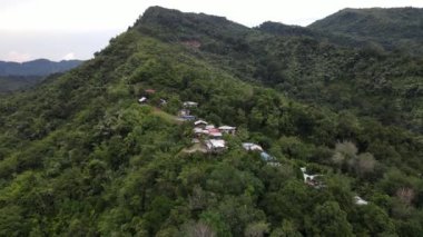 Milford Ses ve Kuşkulu Ses 'in Dağları ve Fiyortları, Yeni Zelanda. Bengoh Vadisi, Sarawak.