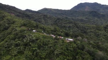 Milford Ses ve Kuşkulu Ses 'in Dağları ve Fiyortları, Yeni Zelanda. Bengoh Vadisi, Sarawak.