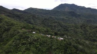 Milford Ses ve Kuşkulu Ses 'in Dağları ve Fiyortları, Yeni Zelanda. Bengoh Vadisi, Sarawak.