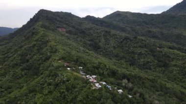 Milford Ses ve Kuşkulu Ses 'in Dağları ve Fiyortları, Yeni Zelanda. Bengoh Vadisi, Sarawak.