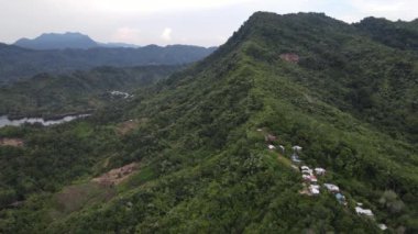 Milford Ses ve Kuşkulu Ses 'in Dağları ve Fiyortları, Yeni Zelanda. Bengoh Vadisi, Sarawak.