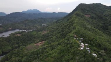 Milford Ses ve Kuşkulu Ses 'in Dağları ve Fiyortları, Yeni Zelanda. Bengoh Vadisi, Sarawak.