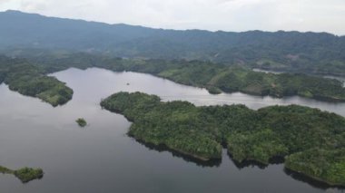 Milford Ses ve Kuşkulu Ses 'in Dağları ve Fiyortları, Yeni Zelanda. Bengoh Vadisi, Sarawak.