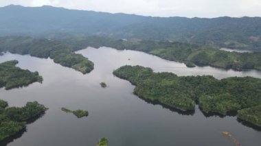 Milford Ses ve Kuşkulu Ses 'in Dağları ve Fiyortları, Yeni Zelanda. Bengoh Vadisi, Sarawak.