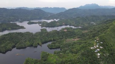 Milford Ses ve Kuşkulu Ses 'in Dağları ve Fiyortları, Yeni Zelanda. Bengoh Vadisi, Sarawak.