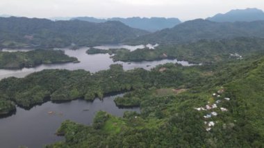 Milford Ses ve Kuşkulu Ses 'in Dağları ve Fiyortları, Yeni Zelanda. Bengoh Vadisi, Sarawak.