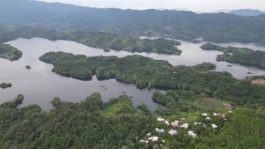 Milford Ses ve Kuşkulu Ses 'in Dağları ve Fiyortları, Yeni Zelanda. Bengoh Vadisi, Sarawak.