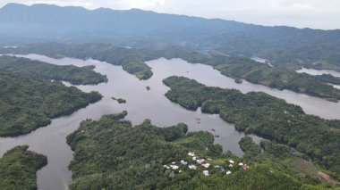 Milford Ses ve Kuşkulu Ses 'in Dağları ve Fiyortları, Yeni Zelanda. Bengoh Vadisi, Sarawak.