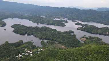 Milford Ses ve Kuşkulu Ses 'in Dağları ve Fiyortları, Yeni Zelanda. Bengoh Vadisi, Sarawak.