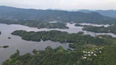 Milford Ses ve Kuşkulu Ses 'in Dağları ve Fiyortları, Yeni Zelanda. Bengoh Vadisi, Sarawak.