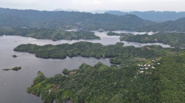 Milford Ses ve Kuşkulu Ses 'in Dağları ve Fiyortları, Yeni Zelanda. Bengoh Vadisi, Sarawak.