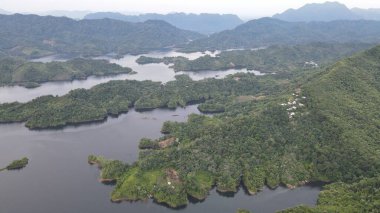 Milford Ses ve Kuşkulu Ses 'in Dağları ve Fiyortları, Yeni Zelanda. Bengoh Vadisi, Sarawak.