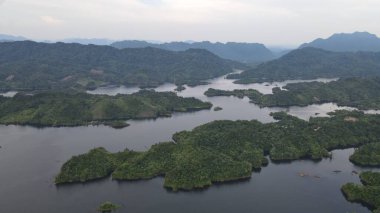 Milford Ses ve Kuşkulu Ses 'in Dağları ve Fiyortları, Yeni Zelanda. Bengoh Vadisi, Sarawak.