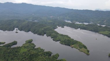 Milford Ses ve Kuşkulu Ses 'in Dağları ve Fiyortları, Yeni Zelanda. Bengoh Vadisi, Sarawak.