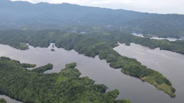 Milford Ses ve Kuşkulu Ses 'in Dağları ve Fiyortları, Yeni Zelanda. Bengoh Vadisi, Sarawak.