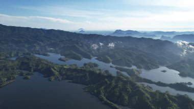 Milford Ses ve Kuşkulu Ses 'in Dağları ve Fiyortları, Yeni Zelanda. Bengoh Vadisi, Sarawak.
