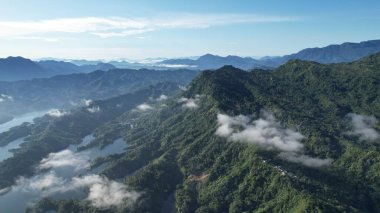 Milford Ses ve Kuşkulu Ses 'in Dağları ve Fiyortları, Yeni Zelanda. Bengoh Vadisi, Sarawak.