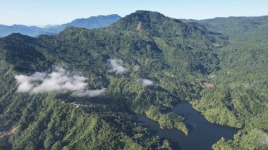 Milford Ses ve Kuşkulu Ses 'in Dağları ve Fiyortları, Yeni Zelanda. Bengoh Vadisi, Sarawak.