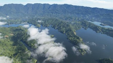 Milford Ses ve Kuşkulu Ses 'in Dağları ve Fiyortları, Yeni Zelanda. Bengoh Vadisi, Sarawak.