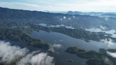 Milford Ses ve Kuşkulu Ses 'in Dağları ve Fiyortları, Yeni Zelanda. Bengoh Vadisi, Sarawak.