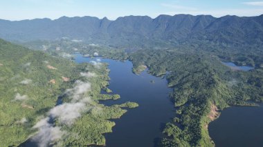 Milford Ses ve Kuşkulu Ses 'in Dağları ve Fiyortları, Yeni Zelanda. Bengoh Vadisi, Sarawak.