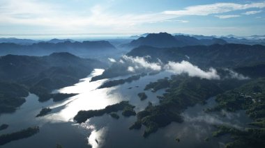 Milford Ses ve Kuşkulu Ses 'in Dağları ve Fiyortları, Yeni Zelanda. Bengoh Vadisi, Sarawak.