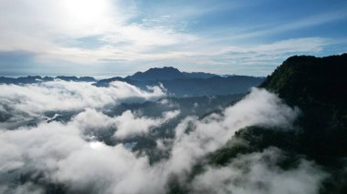 Milford Ses ve Kuşkulu Ses 'in Dağları ve Fiyortları, Yeni Zelanda. Bengoh Vadisi, Sarawak.